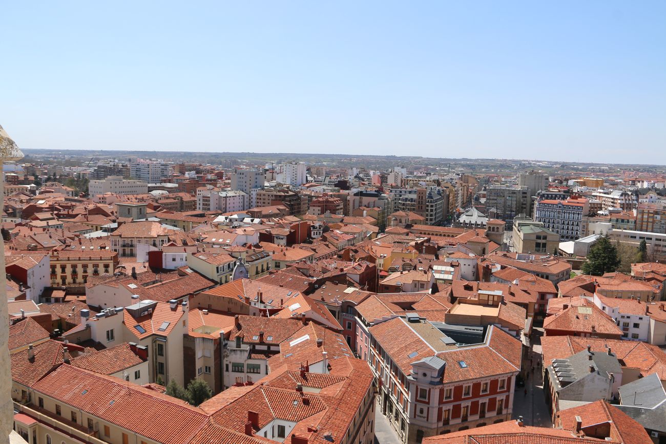 IMágenes de León tomadas desde la última 'terraza' de la torre norte de la Catedral de León.