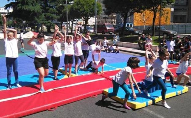 Niños jugando en una de las actividades diseñadas por las Escuelas Deportivas Municipales 