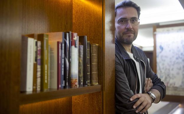 Maxim Huerta posa en una librería. 