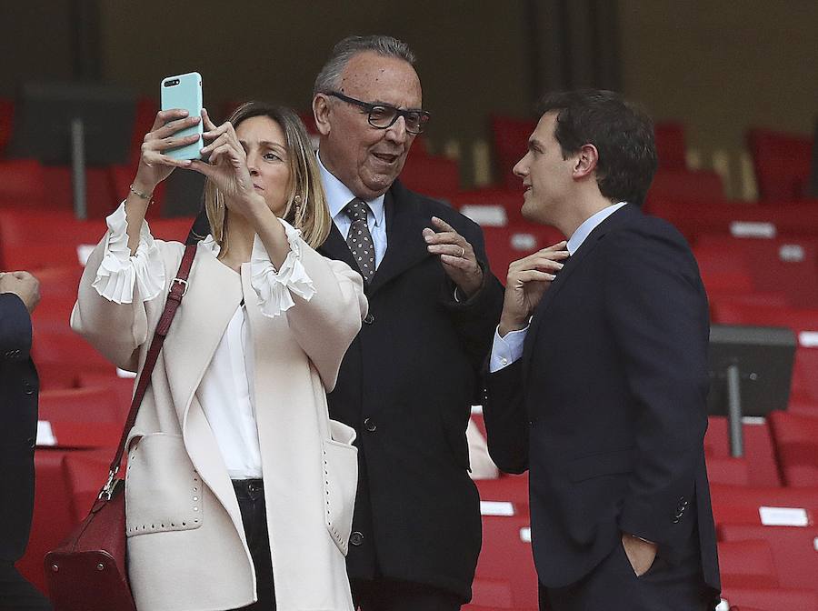 El Sevilla-Barcelona, un duelo marcado por la política y las reivindicaciones independentistas. En los exteriores del Wanda Metropolitano, se ha desplegado un amplio dispositivo de seguridad 