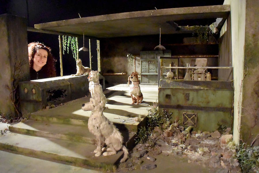 La pintora escénica Rut Villamagna en la localidad leonesa de Villamañán, donde nació | Muñecos de la película 'Isla de perros', de Wes Anderson, pintados por la artista leonesa Rut Villamagna