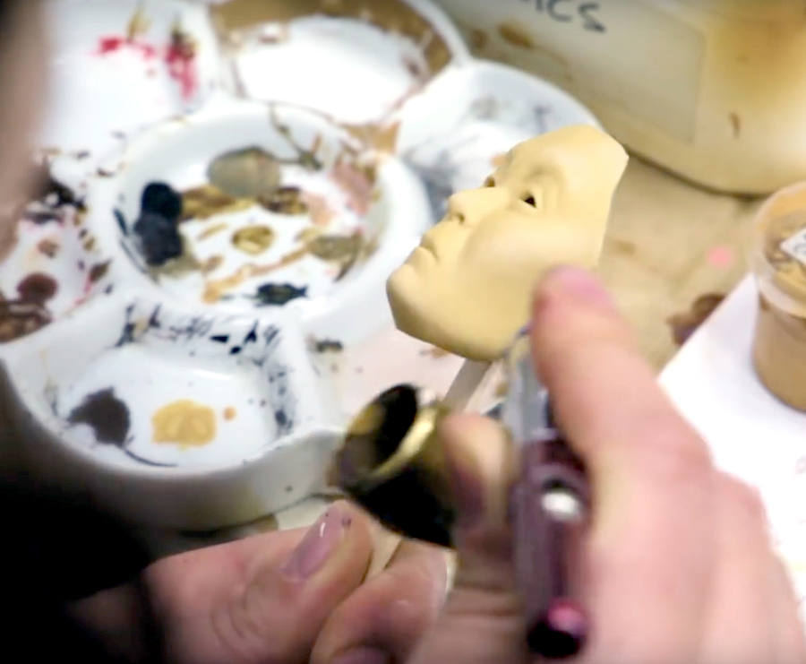 La pintora escénica Rut Villamagna en la localidad leonesa de Villamañán, donde nació | Muñecos de la película 'Isla de perros', de Wes Anderson, pintados por la artista leonesa Rut Villamagna