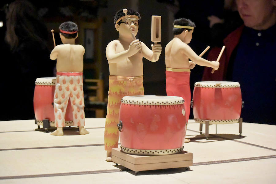 La pintora escénica Rut Villamagna en la localidad leonesa de Villamañán, donde nació | Muñecos de la película 'Isla de perros', de Wes Anderson, pintados por la artista leonesa Rut Villamagna