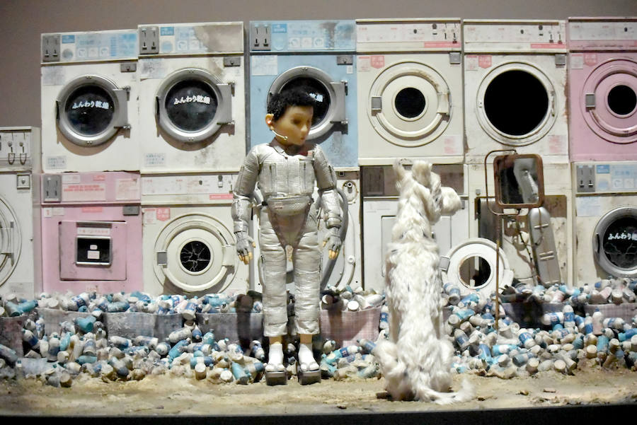 La pintora escénica Rut Villamagna en la localidad leonesa de Villamañán, donde nació | Muñecos de la película 'Isla de perros', de Wes Anderson, pintados por la artista leonesa Rut Villamagna