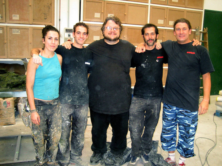 La pintora escénica Rut Villamagna en la localidad leonesa de Villamañán, donde nació | Muñecos de la película 'Isla de perros', de Wes Anderson, pintados por la artista leonesa Rut Villamagna