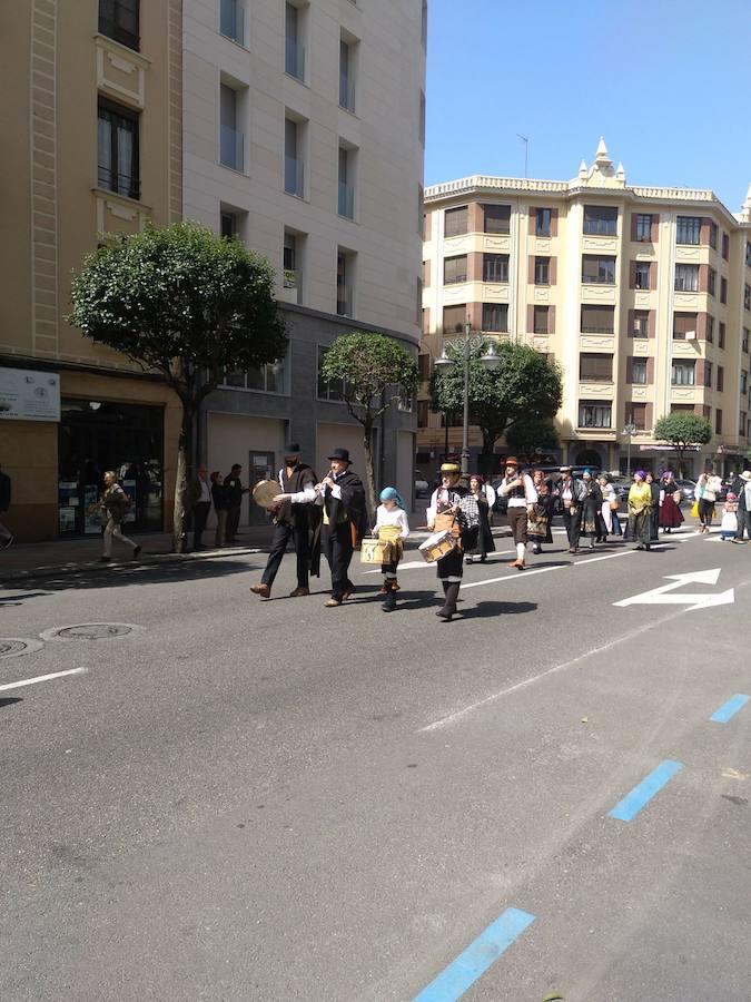 Fotos: Desfile de trajes regionales por León