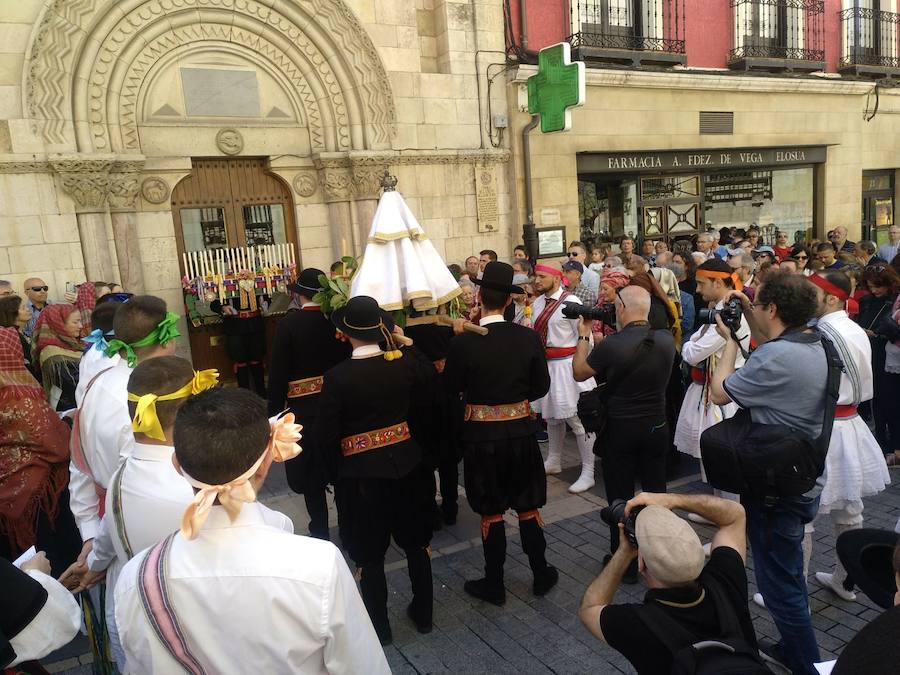 Fotos: Desfile de trajes regionales por León