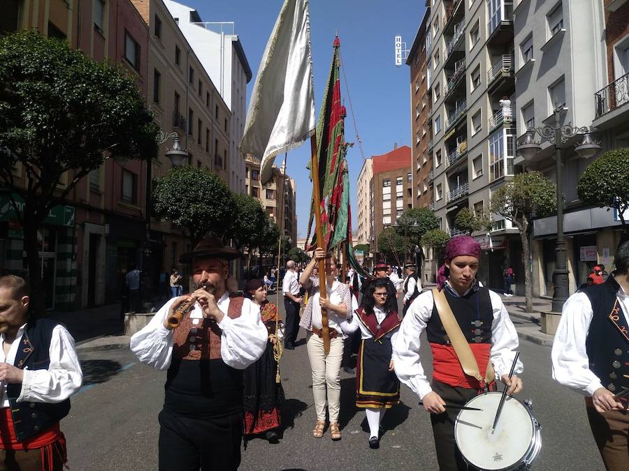 Fotos: Desfile de trajes regionales por León