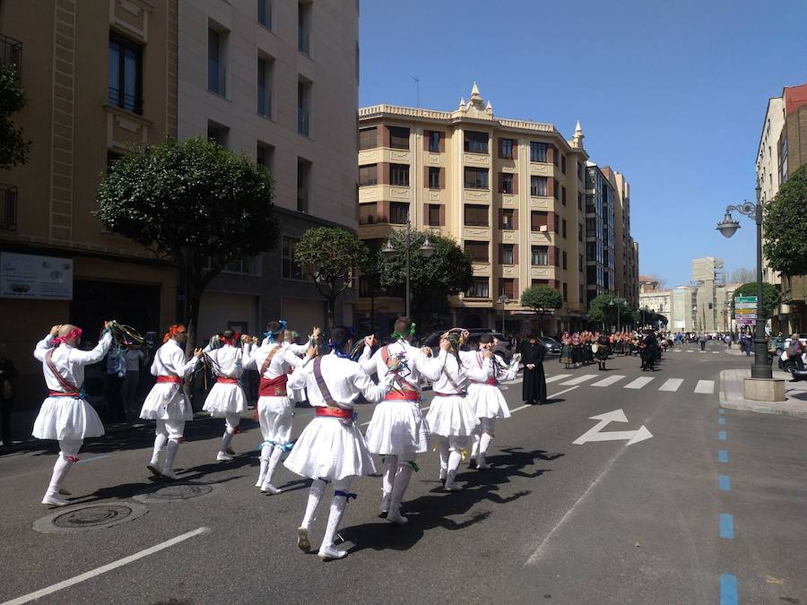 Fotos: Desfile de trajes regionales por León