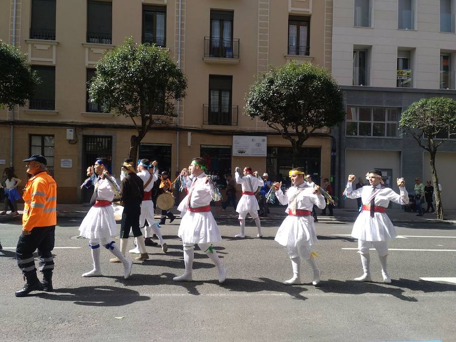 Fotos: Desfile de trajes regionales por León