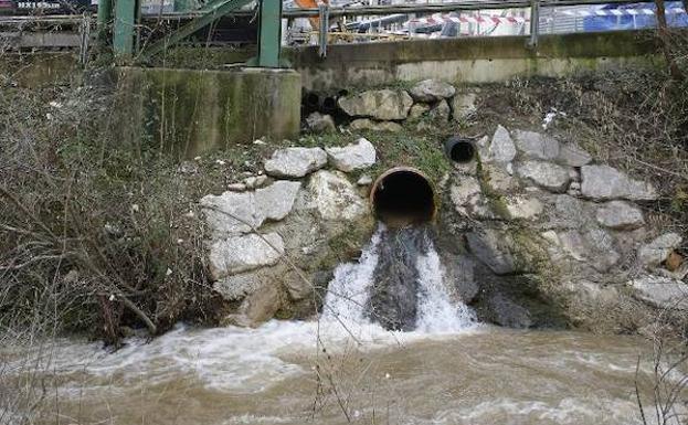 Tubería que desagua las filtraciones de la variante a un ritmo anual de 300 litros por segundo.