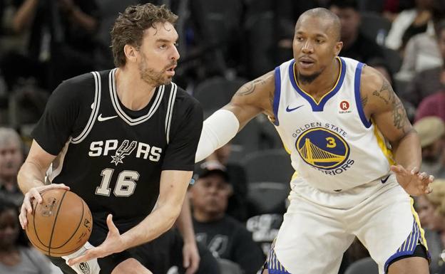 Pau Gasol protege el balón ante David West. 