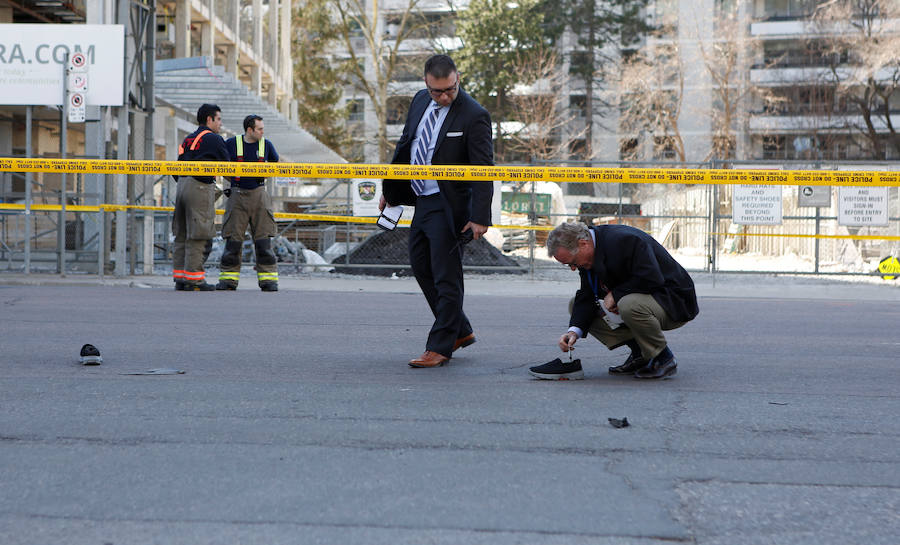 Al menos nueve personas murieron y 16 quedaron heridas el lunes en Toronto, luego de que una camioneta se lanzara a toda velocidad sobre una acera atropellando a varios peatones, informó la policía.