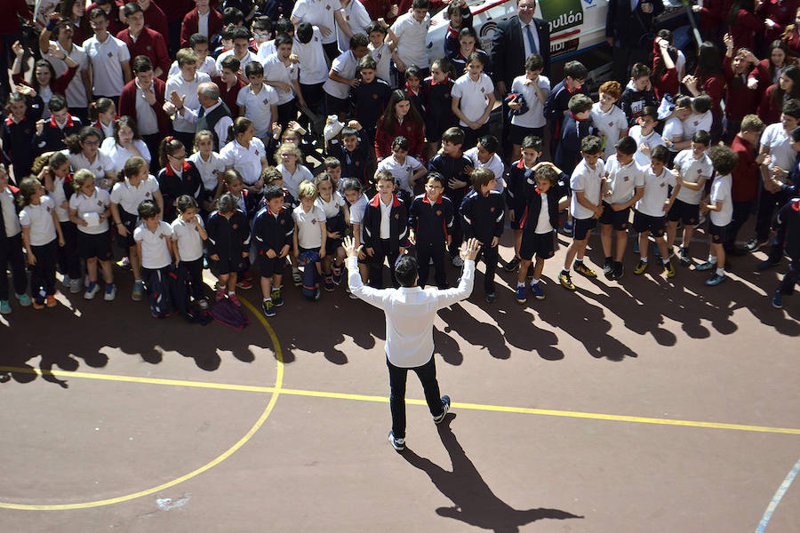 Fotos: Ramón Gutiérrez &#039;enseña&#039; sus hazañas a los niños del Leonés