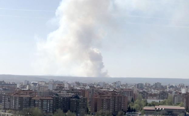 Imagen de la cortina de humo provocada por el incidenio.