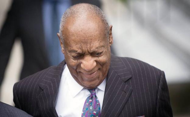 Bill Cosby sale de una jornada de su juicio. 