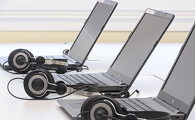 Homenaje a los mayores voluntarios que enseñan informática a internos del CIS Jesús Addad Blanco de León