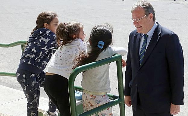 Antonio Silván conversa con las pequeñas alumnas del centro.