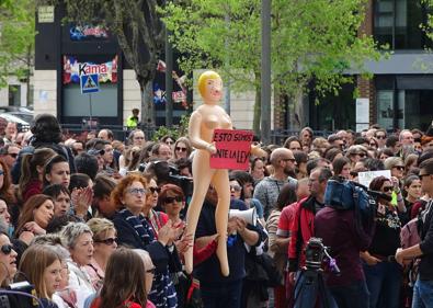 Imagen secundaria 1 - Protestas frente a la Audiencia de Navarra.