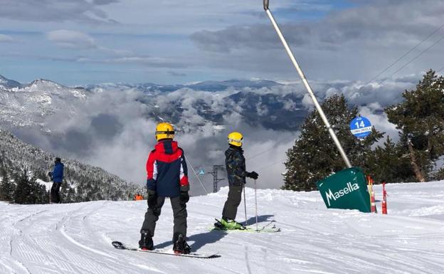 En Masella, los esquiadores continúan disfrutando de grandes cantidades de nieve