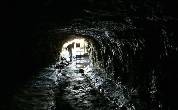 Galería minera en el paraje natural de Corta da Ribeirinha . 