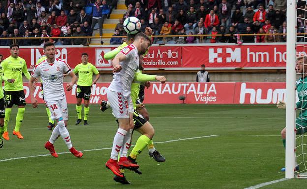 Iván González lucha un balón.