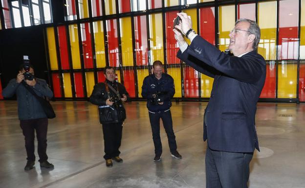 Galería. El alcalde realiza una fotografía durante su visita al Palacio de Exposiciones.