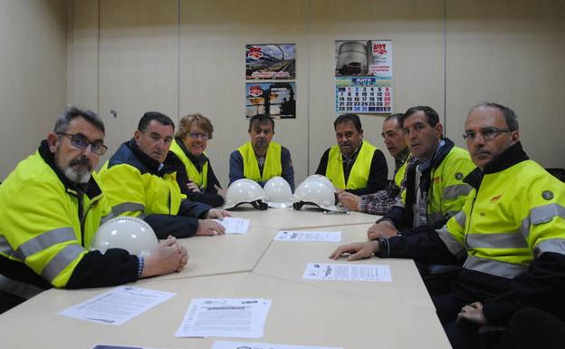 Representantes de UGT en la planta de La Bañeza. 