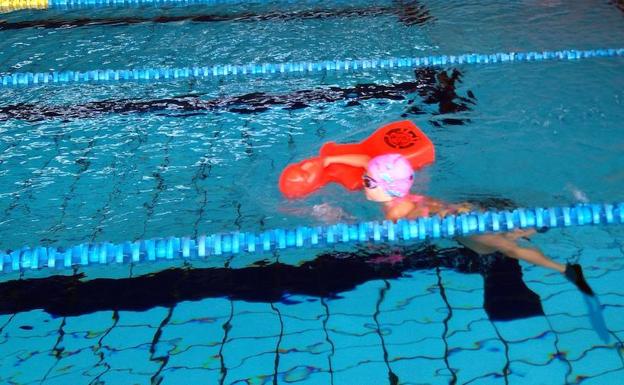 Una jornada de salvamento en la piscina.