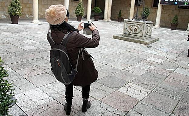 Una joven hace una foto en el Palacio de los Guzmanes. 
