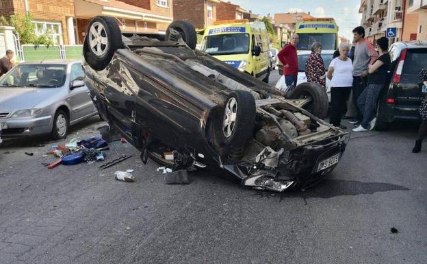 Dos heridos tras una colisión entre dos turismos en Navatejera