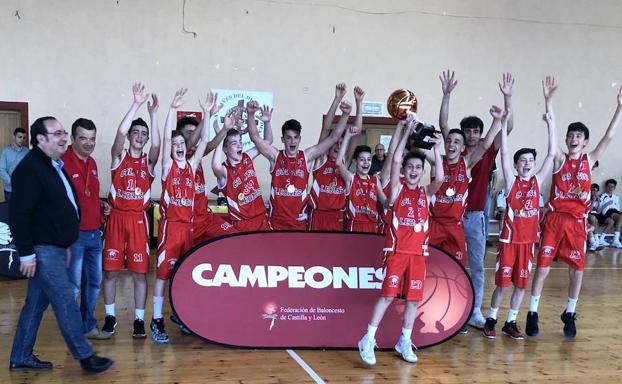 Los jugadores levantan el trofeo.