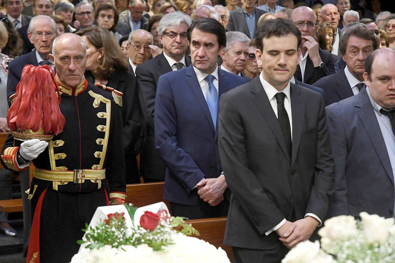 Decenas de personas acuden a la iglesia de San Agustín para despedir al exalcalde de León