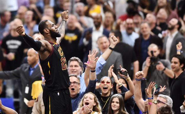 LeBron James celebra la victoria de los Cavaliers. 