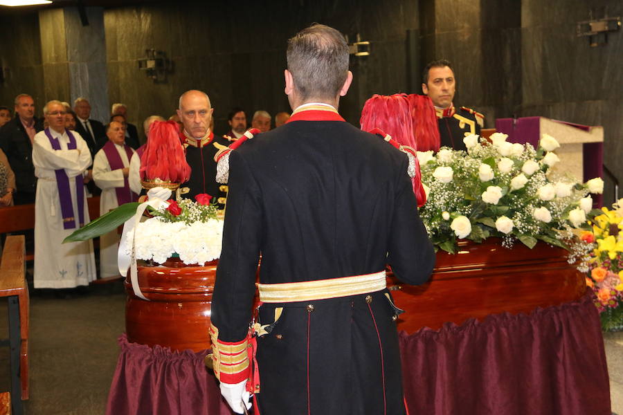 Decenas de personas acuden a la iglesia de San Agustín para despedir al exalcalde de León