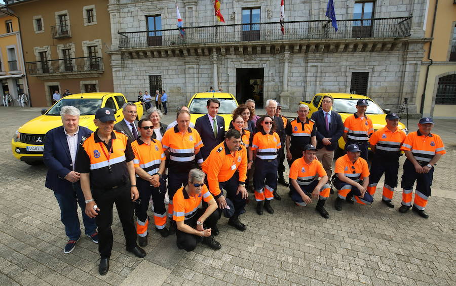 Fotos: Entrega de vehículos de Protección Civil a Ponferrada, Villafranca del Bierzo y Castropodame