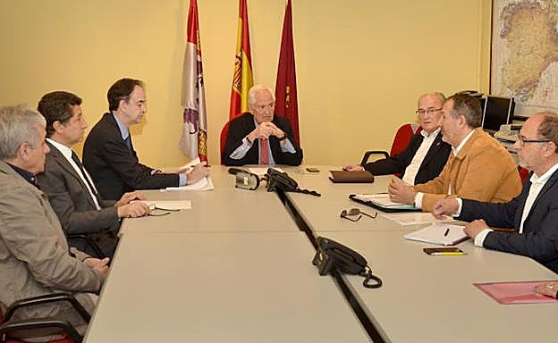 Reunión entre el Delegado Territorial y representantes del Ayuntamiento de Villarejo de Órbigo.