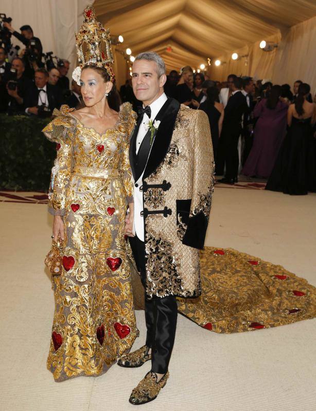 Sarah Jessica Parker, con un Dolce & Gabbana de brocados dorados y con un belén a escala a modo de tocado, acompañada de Matthew Broderick. 