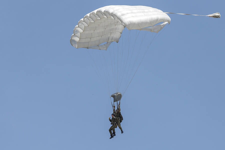 Fotos: Los paracaidistas en La Virgen del Camino