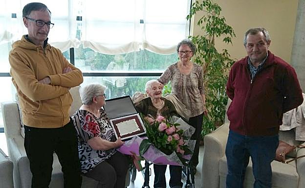 Tinina acompañada por el alcalde de LLamas de la Ribera, Benito Sevilla y familiares. 