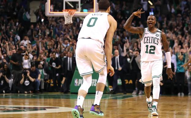 Terry Rozier y Jayson Tatum celebran la victoria. 