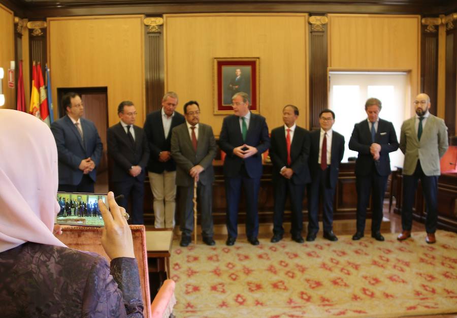 Visita a León de los embajadores de Malaysia (Zainal Abidin), Vietnam (Ngo Tien Dung) y Taiwán (Simon Ko) al Consistorio de San Marcelo, donde han sido recibidos por el alcalde de León, Antonio Silván, y el concejal de Seguridad y Movilidad, Fernando Salguero.