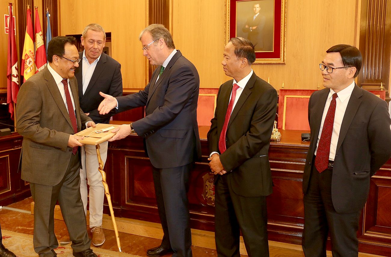 Visita a León de los embajadores de Malaysia (Zainal Abidin), Vietnam (Ngo Tien Dung) y Taiwán (Simon Ko) al Consistorio de San Marcelo, donde han sido recibidos por el alcalde de León, Antonio Silván, y el concejal de Seguridad y Movilidad, Fernando Salguero.