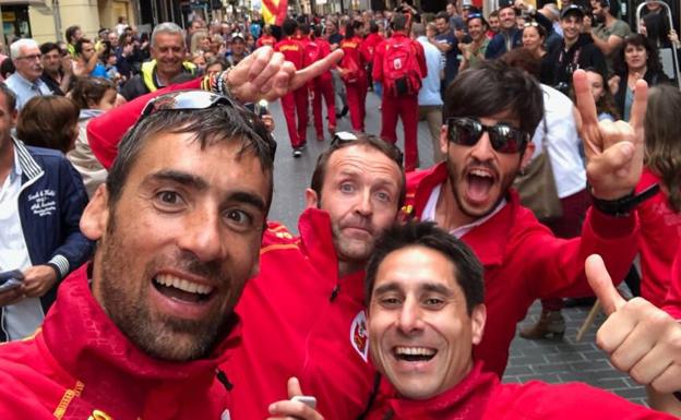 Pablo Villa (D), junto a Villacorta, en la ceremonia de inauguración de los Campeonatos del Mundo de trail.