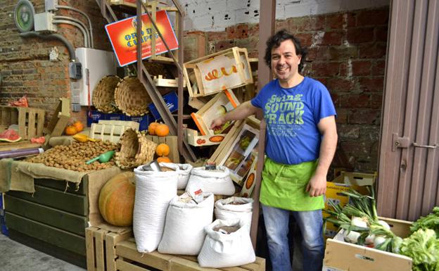 Galería. Un trato amable y cercano es una de las señas de identidad de esta frutería.