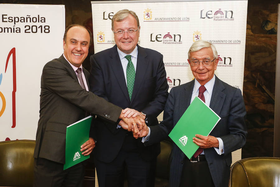 Fotos: Firma de un convenio entre el Ayuntamiento de León, Mercasa y la Academia Iberoamericana de Gastronomía