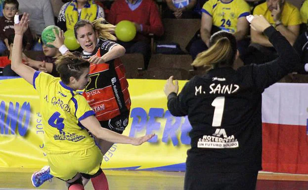 Marina González, en una acción del partido.