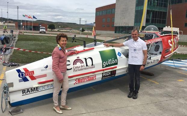 Ramón Gutiérrez y María Teresa Rodríguez, junto al barco en Gullón. 