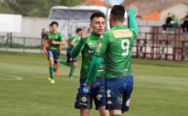 Peláez y Puente celebran el segundo gol astorgano.