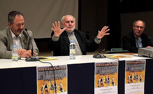 Veguellina debate sobre la problemática de la despoblación rural desde la antropología social